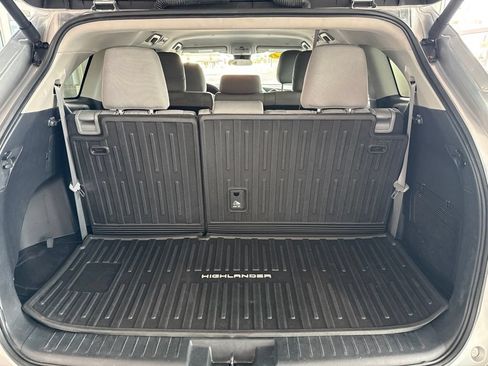 Used 2024 Toyota Highlander LE AWD/4WD image 9