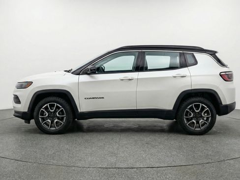 Used 2025 Jeep Compass Trailhawk AWD/4WD image 5