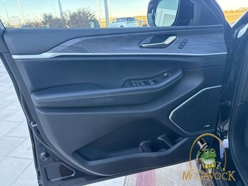 Used 2022 Jeep Grand Cherokee Limited w/ Luxury Tech Group II RWD image 15