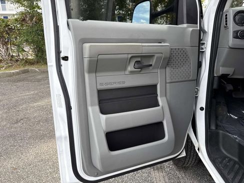 Used 2022 Ford E-350 and Econoline 350 Super Duty image 21