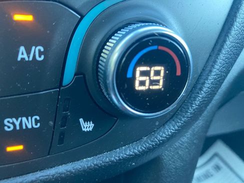 Used 2022 Chevrolet Equinox LT w/ Driver Convenience Package image 39