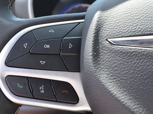 Used 2025 Chrysler Pacifica Select FWD image 21