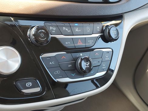 Used 2020 Chrysler Pacifica Touring-L w/ Advanced Safetytec Group FWD image 25
