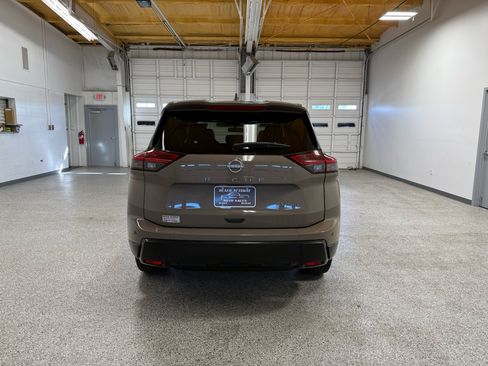 Used 2024 Nissan Rogue SV image 3