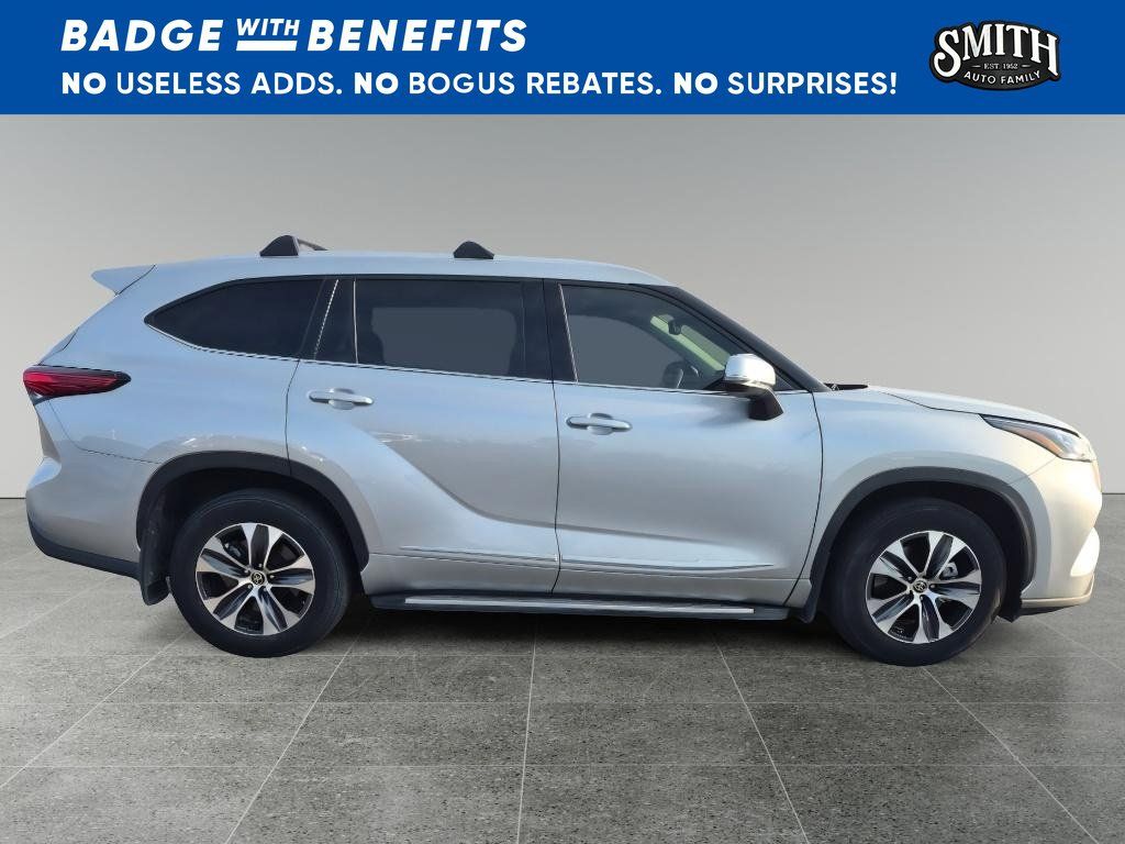 Used 2022 Toyota Highlander XLE AWD/4WD image 3