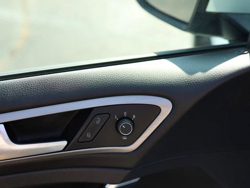 Used 2016 Volkswagen Golf SE image 12