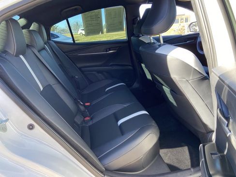 Used 2025 Toyota Camry SE image 13