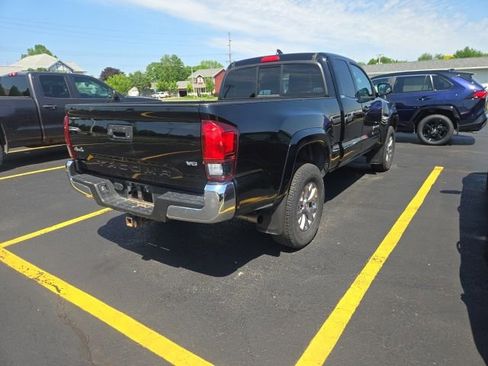 Used 2018 Toyota Tacoma SR5 AWD/4WD image 6