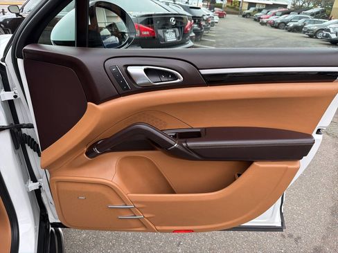 Used 2014 Porsche Cayenne Turbo S image 21