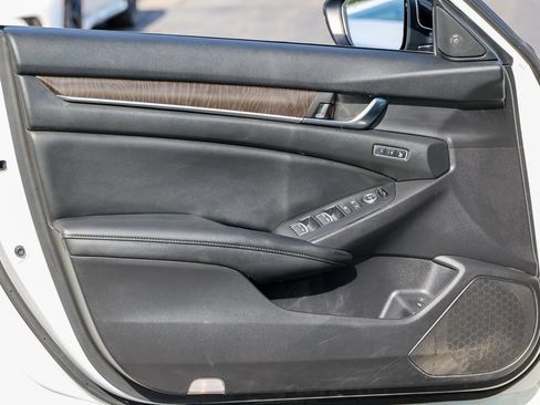 Used 2019 Honda Accord Touring image 4