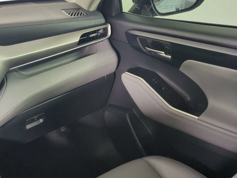 Used 2021 Toyota Highlander XLE FWD image 21