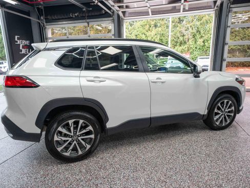 Used 2023 Toyota Corolla Cross XLE image 4