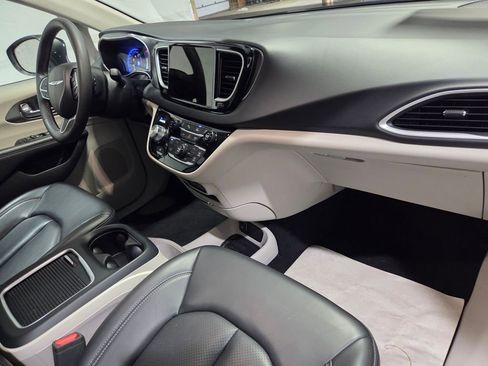 Used 2023 Chrysler Pacifica Touring-L image 19