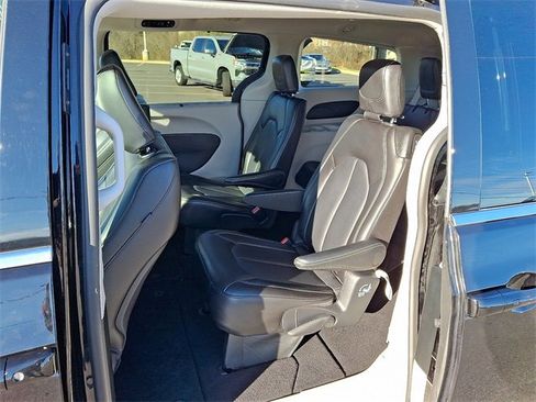 Used 2024 Chrysler Pacifica Touring-L image 8