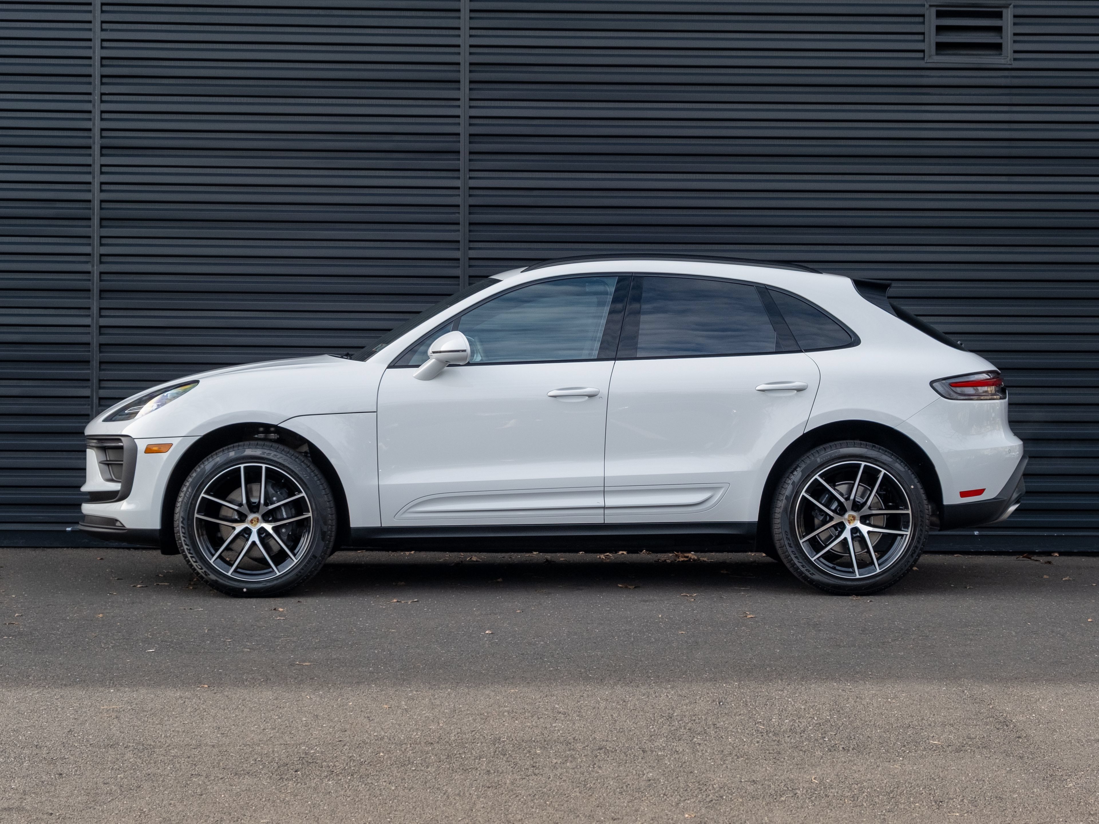 Certified 2026 Porsche Macan AWD/4WD image 2