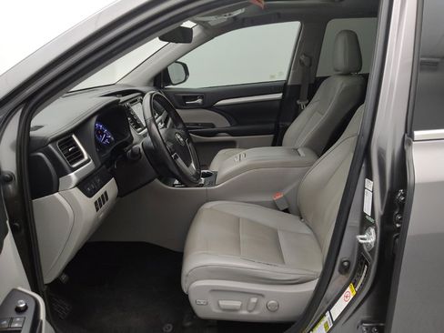 Used 2019 Toyota Highlander XLE FWD image 17