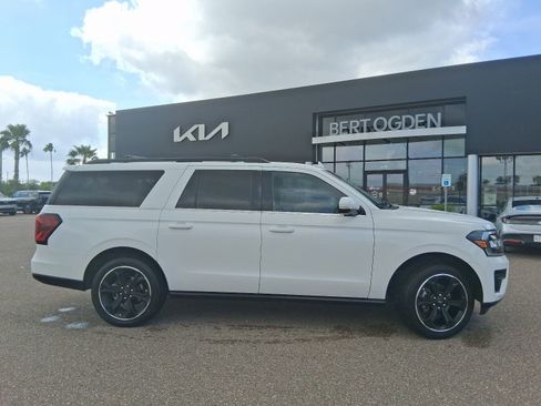 Used 2022 Ford Expedition Max Limited RWD image 3