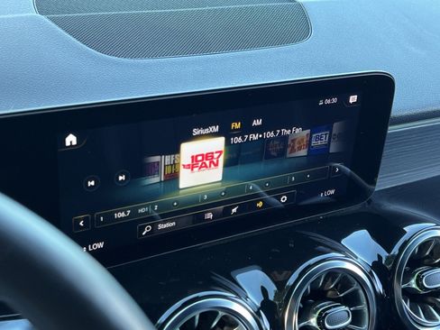 Used 2022 Mercedes-Benz GLB 250 4MATIC w/ Premium Package Lite image 23