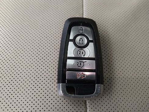 Used 2019 Ford Explorer Platinum image 32