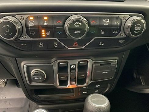 Used 2021 Jeep Gladiator Willys image 24