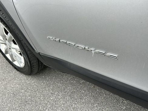 Used 2017 Jeep Cherokee Limited image 12