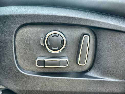 Used 2025 Land Rover Defender 130 X-Dynamic SE image 20