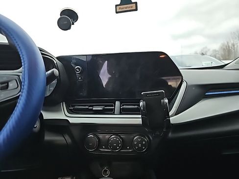 Used 2025 Chevrolet Trax LS w/ LS Convenience Package image 6