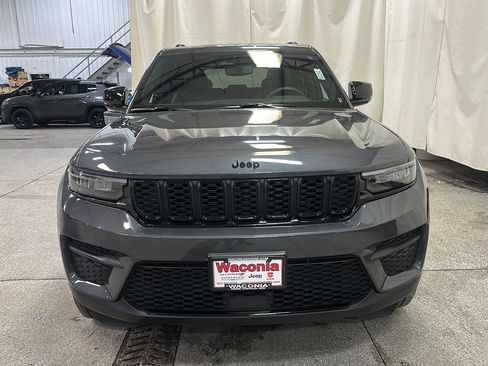 Used 2023 Jeep Grand Cherokee Altitude image 8