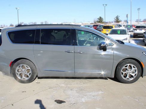 Used 2023 Chrysler Pacifica Limited FWD image 5