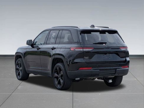 Used 2023 Jeep Grand Cherokee Altitude AWD/4WD image 4