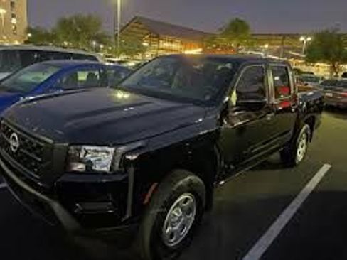 Used 2022 Nissan Frontier SV image 1