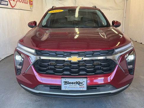 Used 2025 Chevrolet Trax LT w/ LT Convenience Package FWD image 3