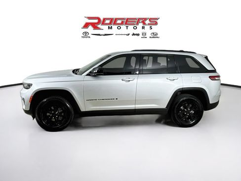 Certified 2024 Jeep Grand Cherokee Altitude AWD/4WD image 4