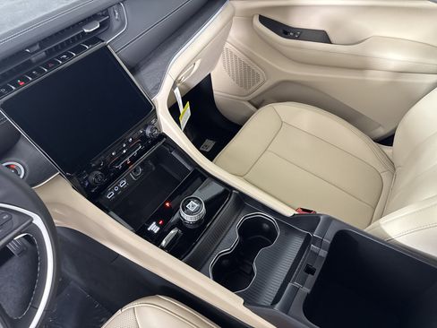 New 2025 Jeep Grand Cherokee Limited w/ Luxury Tech Group II image 18