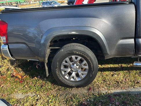 Used 2017 Toyota Tacoma 4x4 Access Cab image 8