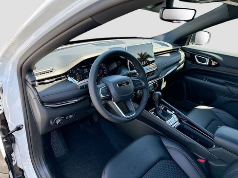 New 2026 Jeep Compass Latitude image 11