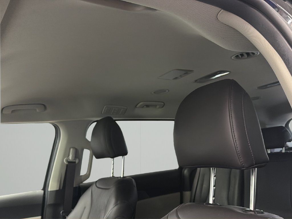 Used 2023 Kia Carnival LX FWD image 17