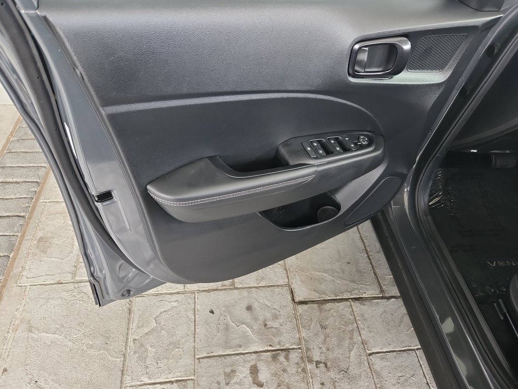Used 2024 Hyundai Venue Limited FWD image 29