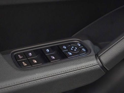 Certified 2025 Porsche Cayenne image 23