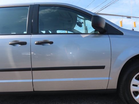 Used 2016 Dodge Grand Caravan American Value Package w/ UConnect Hands-Free Group FWD image 21