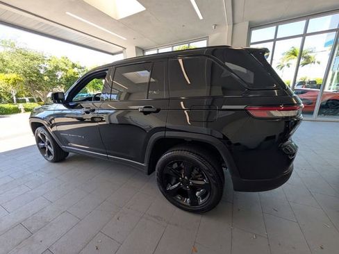 Used 2025 Jeep Grand Cherokee Limited w/ Black Appearance Package AWD/4WD image 9