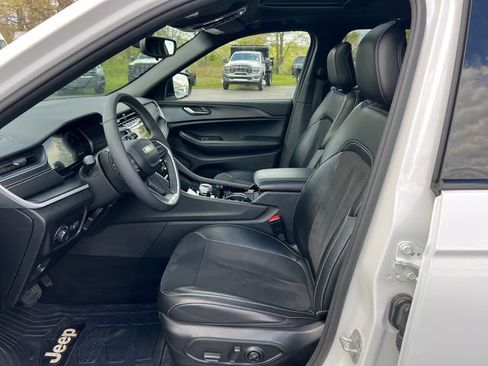 Used 2023 Jeep Grand Cherokee Altitude AWD/4WD image 4