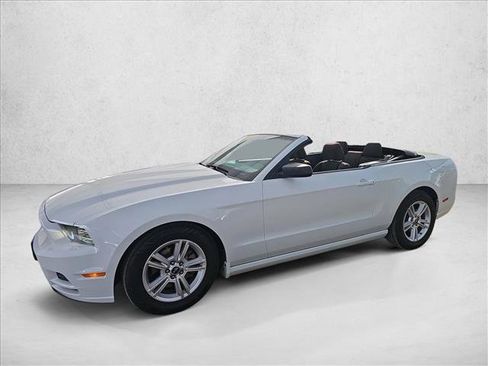 Used 2014 Ford Mustang Convertible image 9