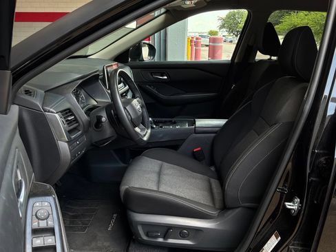 Used 2025 Nissan Rogue SV FWD image 9