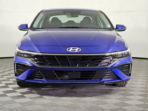 Used 2025 Hyundai Elantra Limited image 2