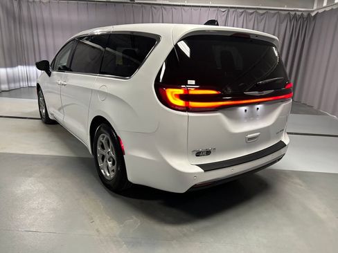 Used 2024 Chrysler Pacifica Limited image 5