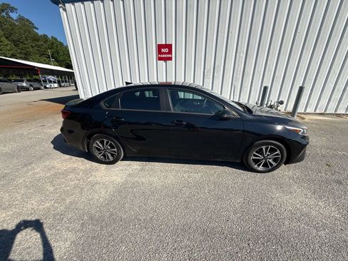 Used 2023 Kia Forte LXS w/ LXS Technology Package FWD image 5