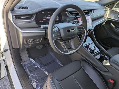 New 2025 Jeep Grand Cherokee Limited w/ Luxury Tech Group II AWD/4WD image 9