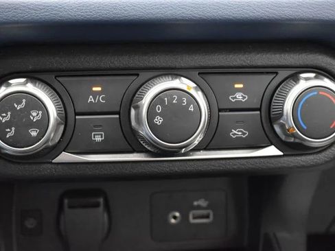 Used 2025 Nissan Versa SV image 30