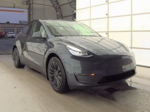 Used 2022 Tesla Model Y Long Range image 12